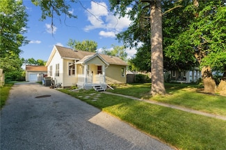 513 33rd St NE, Cedar Rapids, IA 52402