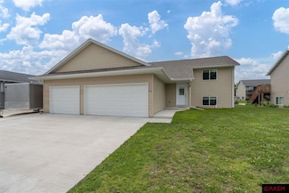 512 512 Allyn Cir, Janesville, MN 56048