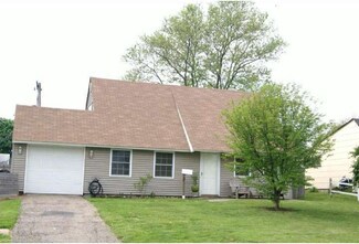 11 Parkside Cir, Levittown, PA 19056