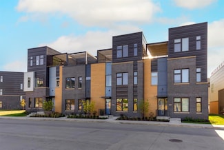 859 E 2nd St, Des Moines, IA 50309