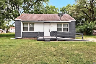 1017 SE Pinecrest Dr, Topeka, KS 66605