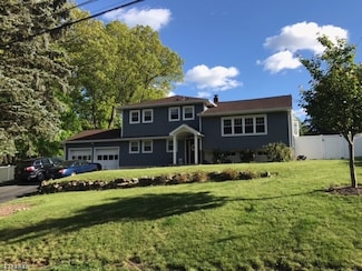 10 Crestview Ct E, Morris Plains, NJ 07950