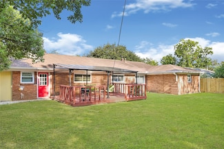 1806 Clayton Dr, Baytown, TX 77520