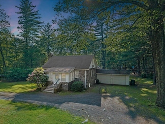 102 Peggy Ln, Henryville, PA 18332
