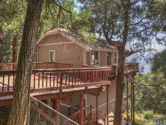 571 Mozumdar Dr, Crestline, CA 92325