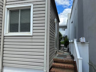 33 S Benson Ave, Margate City, NJ 08402
