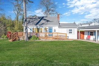 92 E John St, Lindenhurst, NY 11757