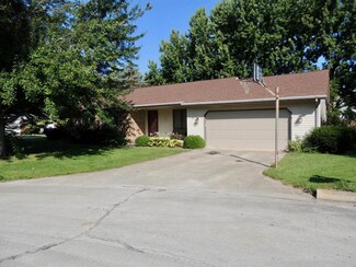 122 Crestview Dr, Rossville, IN 46065