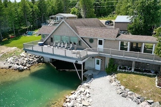 1422 Sims St, de Tour Village, MI 49725