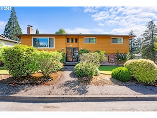 18345 Chris Ct, Gladstone, OR 97027