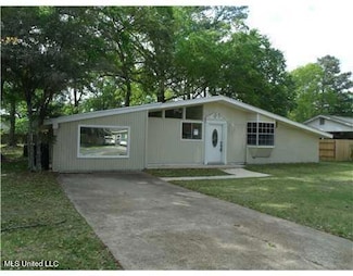 709 Halstead Rd, Ocean Springs, MS 39564