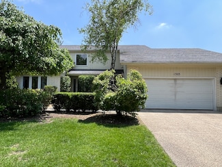 1303 Hidden Lake Dr, Buffalo Grove, IL 60089