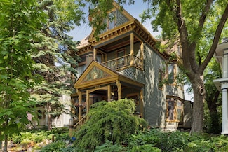 957 Ashland Ave, Saint Paul, MN 55104