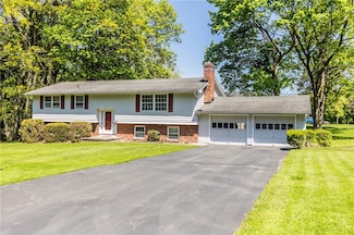 7 Squire Cir, Penfield, NY 14526