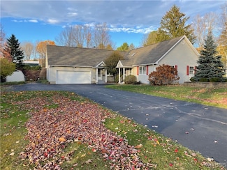 6072 Thornwood Dr, Hamburg, NY 14075