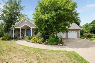 906 Tanglewood Dr, Manchester, IA 52057