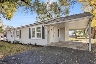 325 E Park St, Gardner, KS 66030