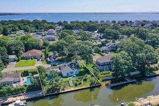 4 Bonita Rd, East Quogue, NY 11942