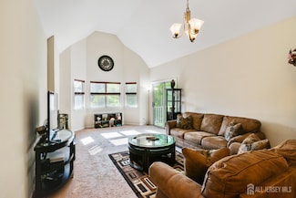 28 Kensington Dr, Piscataway, NJ 08854