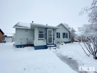228 10th St, de Witt, IA 52742