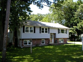 17 Grape St, Woburn, MA 01801