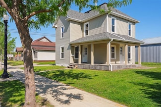 310 S 2nd Ave W, Newton, IA 50208