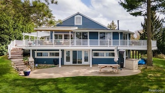 900 Indianwood Rd, Lake Orion, MI 48362