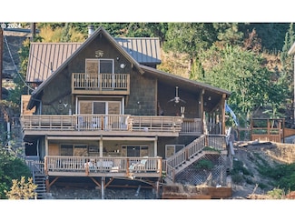 511 Elrod Ave, Maupin, OR 97037