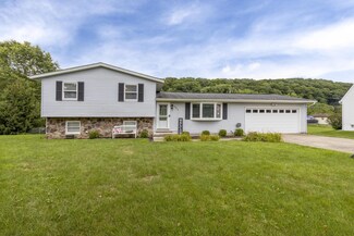 680 E Crest Dr, Heath, OH 43056