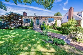 1641 Falmouth Ave, New Hyde Park, NY 11040