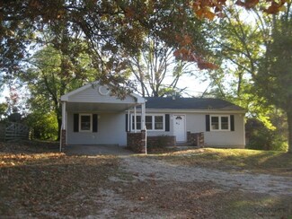 1118 E Adams St, Linn, MO 65051