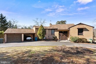 1108 Shaker Woods Rd, Herndon, VA 20170