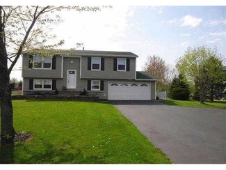 3 Acclaim Dr, Hamlin, NY 14464