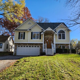 18121 W Valley Dr, Grayslake, IL 60030