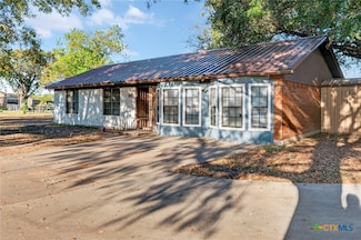 304 Sun Valley Dr, Victoria, TX 77904