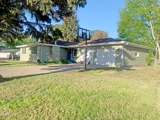 1120 Laramie Dr, Bismarck, ND 58504