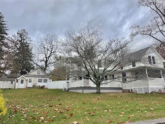 213 Maiden Ln, Port Jefferson, NY 11777