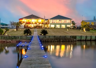 792 W Bayshore Dr, Palacios, TX 77465