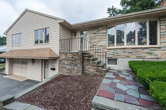 7 Pine Ridge Rd, Stoneham, MA 02180
