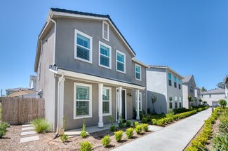 10944 N Blackberry Dr, Clovis, CA 93619
