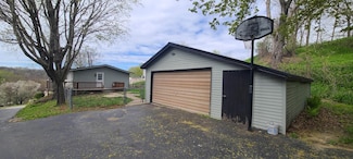 606 NE Plum St, Elkader, IA 52043