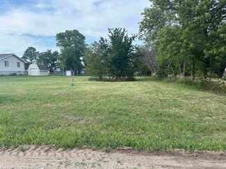 1006 W Maple St, Blue Hill, NE 68930