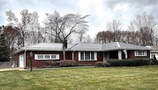 1390 Waverly Dr NW, Warren, OH 44483