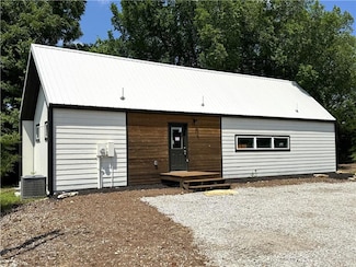 258 Sycamore Dr, La Cygne, KS 66040