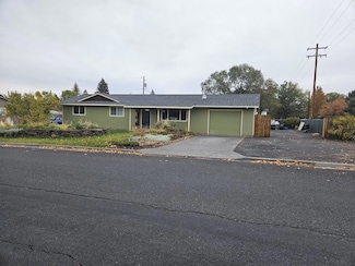 1472 SW Canyon Dr, Redmond, OR 97756