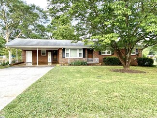 121 Salem Ct, Greenville, SC 29617