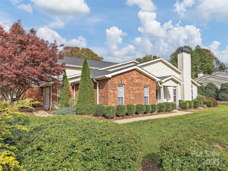 34 Lake Pointe Cir, Hendersonville, NC 28792