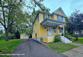 16 Oakwood Blvd, Hudson, NY 12534