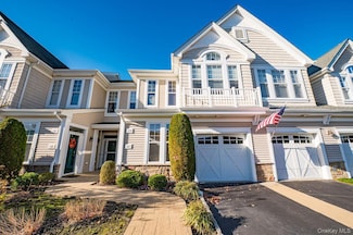 22 Sonata Ct, Lake Grove, NY 11755