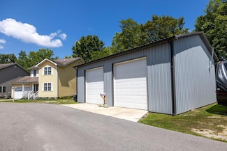 357 Saint Martins Ln, Hazard, KY 41701